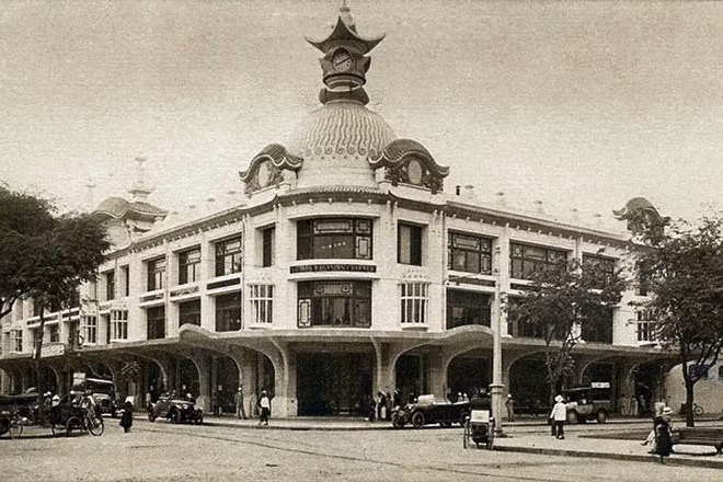 Thương xá Tax được xây dựng vào thế kỷ 19, là một biểu tượng của Sài Gòn xưa. Lúc đó, Thương xá Tax có tên Les Grands Magazins Charner (GMC) với lối kiến trúc kết hợp hài hoà giữa những đường nét châu Âu thanh lịch và Á Đông cổ kính. Ảnh: Thương xá Tax.