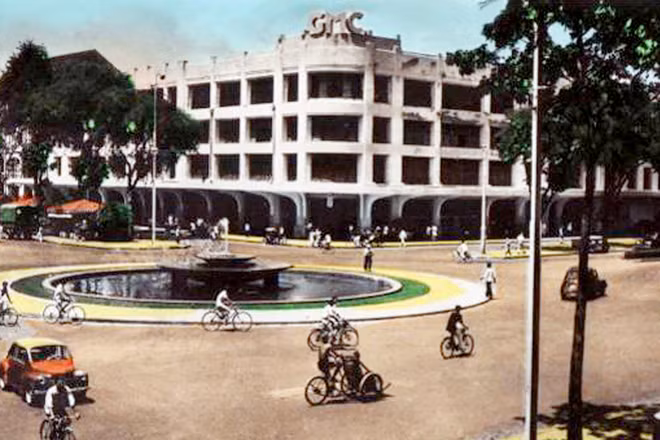 Thời điểm sau đó, để mở rộng hơn phù hợp với sự phát triển của thời đại, mái tháp chuông được phá bỏ và thay vào đó là một tầng lầu mới mang dáng dấp hiện đại hơn. Ảnh: Thương xá Tax.
