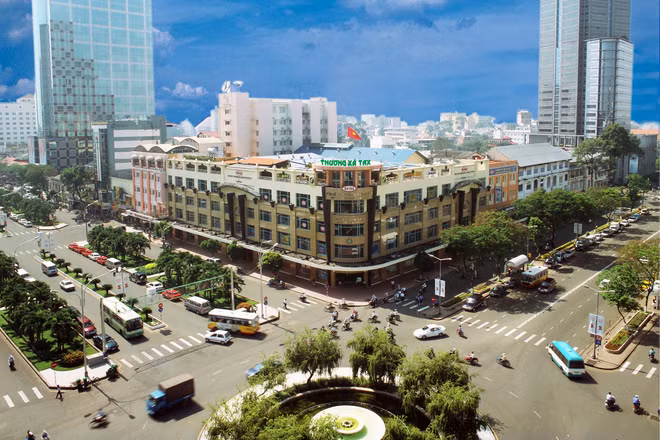 Ngày 26/4/2003, một Trung tâm Thương mại hiện đại Thương xá Tax được khánh thành trên cơ sở đại tu toàn bộ tòa nhà và trở thành điểm tham quan quen thuộc của người dân Sài Gòn và du khách quốc tế. Ảnh: Thương xá Tax.