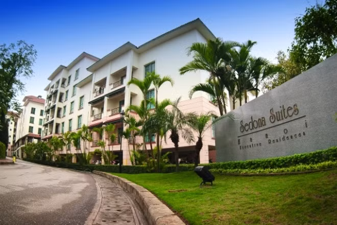 Một trong những thương vụ sang tên đổi chủ khách sạn lớn phải kể đến trong năm nay là việc Tập đoàn BRG mua lại khách sạn Sedona Suites Hanoi (Hồ Tây) với giá 31,5 triệu USD từ Keppel Land Việt Nam. Khu tổ hợp khách sạn này có vị trí đắc địa tại Hồ Tây với quy mô 155 căn hộ và 20 biệt thự sang trọng.