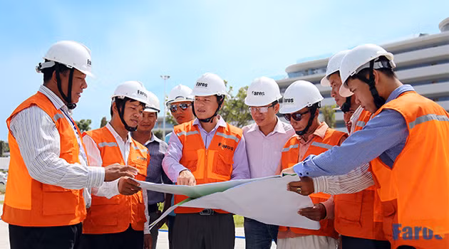 Bà Lê Thị Ngọc Diệp – vợ Chủ tịch Tập đoàn FLC: Năm nay là lần đầu tiên bà Lê Thị Ngọc Diệp gia nhập danh sách 10 phụ nữ giàu nhất sàn chứng khoán. Bà Diệp là cổ đông lớn của CTCP Xây dựng Faros (ROS) và là vợ của ông Trịnh Văn Quyết, Chủ tịch Tập đoàn FLC. Hiện bà Diệp sở hữu 20,2 triệu cổ phiếu ROS có giá trị quy đổi lên tới gần 1.200 tỷ đồng và xếp thứ 7 trong danh sách những người phụ nữ giàu nhất sàn chứng khoán.