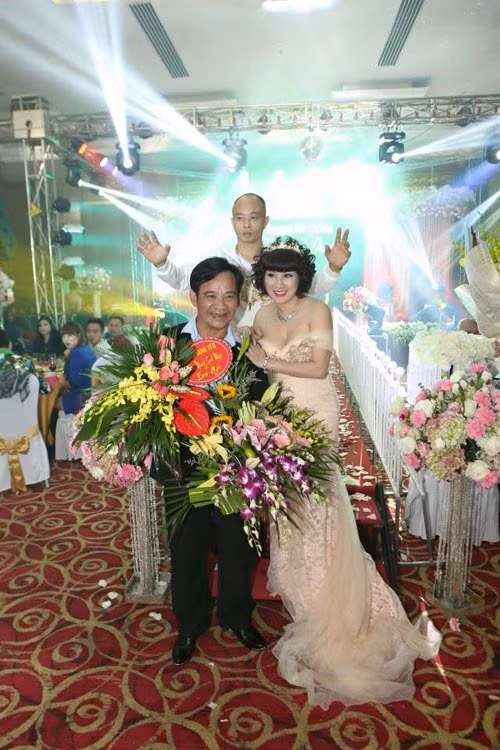 Vào đầu năm nay, cộng đồng mạng cũng từng xôn xao với câu chuyện vị đại gia này tổ chức sinh nhật cho vợ và cũng mời 50 nghệ sĩ tới tham dự. Bữa tiệc xa xỉ đã tiêu tốn đến hàng tỷ đồng. Ảnh: Danh hài Quang Tèo chụp cùng vợ chồng đại gia Thái Bình. Ảnh: Dân Việt.
