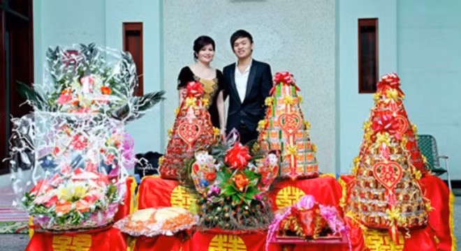 Đám cưới được chuẩn bị ròng rã suốt một năm với lượng khách trong và ngoài nước lên đến vài ngàn. Toàn bộ hệ thống âm thanh, hoa tươi, đồ trang trí, thức ăn,... được đặt ở Hà Nội mang vào. Ảnh: Vietnamnet.