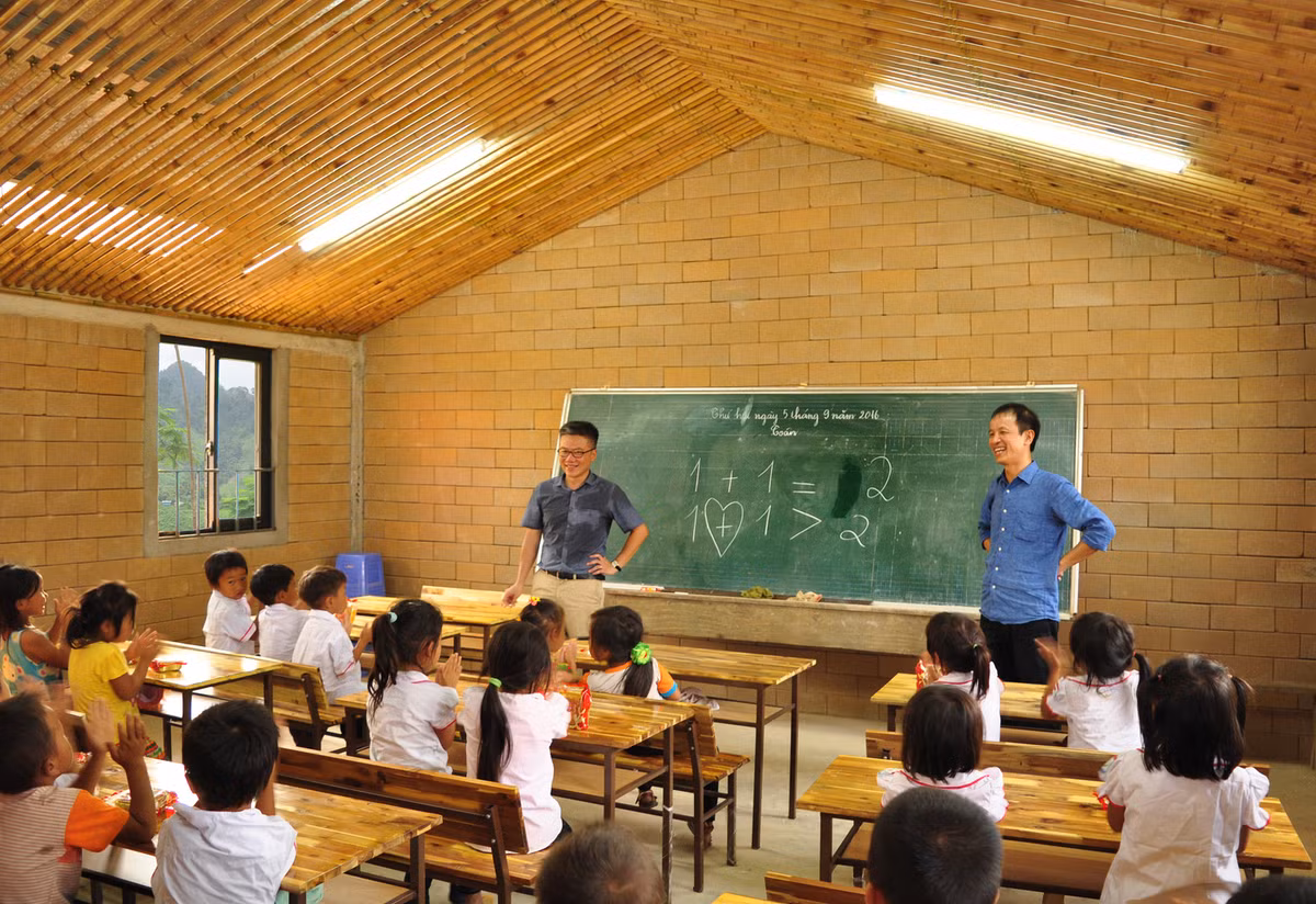 Trên diện tích xây dựng 1.200 m2, trường có 8 lớp khối tiểu học, 2 lớp mầm non, phòng đa năng, khu văn phòng, ký túc xá cho học sinh, giáo viên, bếp, vệ sinh, sân vườn để phục vụ nhu cầu học tập cho các em vào năm học mới.
