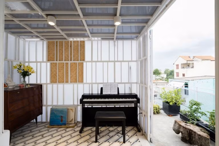 Bên ngoài phòng ngủ có một không gian để đàn piano và khu ban công thư giãn cho gia chủ.
