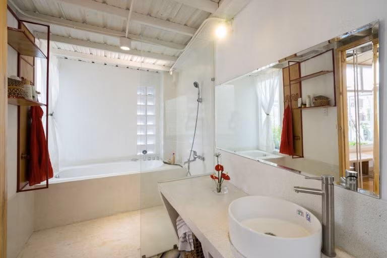 Phòng tắm tiện nghi nằm cạnh phòng ngủ.