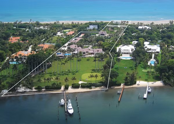 2. Tay golf Greg Norman: Huyền thoại sân gôn Greg Norman đang đưa ra mức giá 65 triệu USD cho những ai muốn mua lại biệt thự sang trọng của mình trong khu phố độc nhất tại đảo Jupiter ở Florida, Mỹ. Căn biệt thự có 4 phòng ngủ, một nhà để xe có sức chứa 17 chỗ, sân tennis, hồ bơi và một bến tàu.