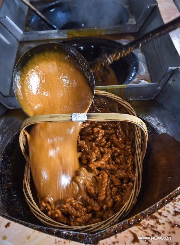 Món quẩy xoắn tẩm đường là một trong những món ăn truyền thống được yêu thích ở Trung Quốc.