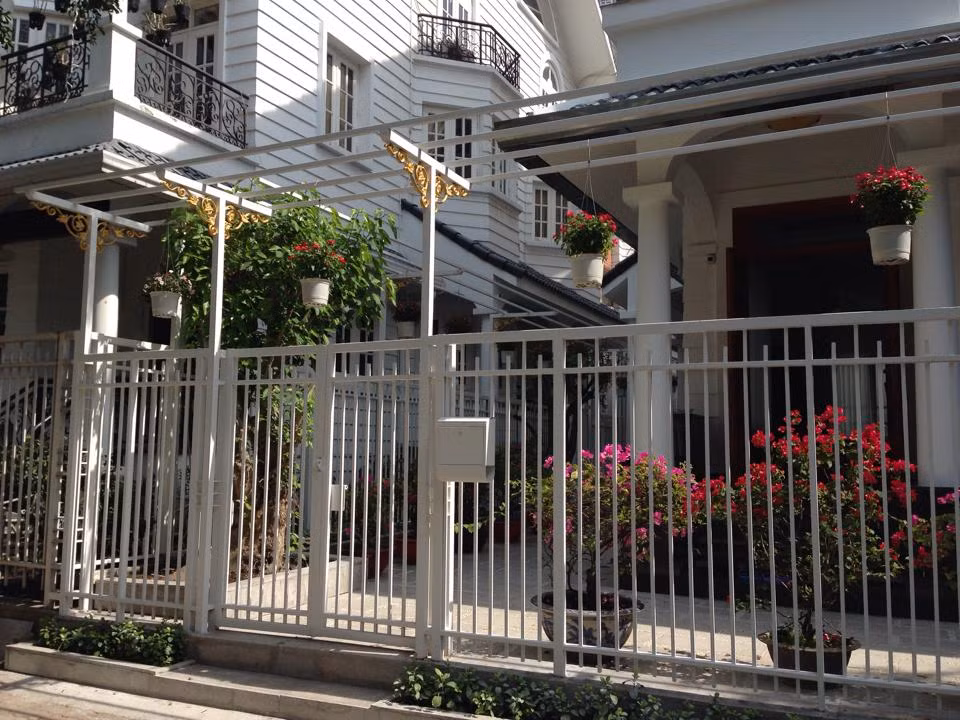 Nhà của Hà Anh Tuấn có thiết kế hiện đại và mặt tiền được trang trí với nhiều chậu hoa nổi bật. Ảnh: FBNV.