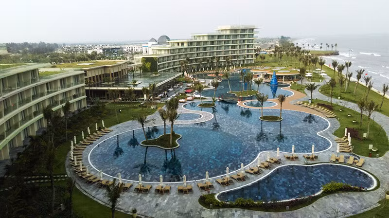 Theo thống kê sơ bộ, hiện FLC đã và đang phát triển 6 quần thể khu nghỉ dưỡng ở 6 tỉnh thành khác nhau mà tập đoàn này đã công bố. Tổng quỹ đất để phát triển ước chừng khoảng 4.124 ha, khoảng 3.600 phòng khách sạn và hàng nghìn căn biệt thự nghỉ dưỡng. Tổng mức đầu tư đăng ký lên tới 30.000 tỷ đồng. Trong hình là FLC Resort Sầm Sơn (nguồn: FLC). Tuy phát triển nhanh nhưng tập đoàn này cùng cá nhân chủ tịch Trịnh Văn Quyết cũng dính một số sai phạm liên quan đến xây dựng dự án, nhà ở gây lùm xùm báo chí và dư luận thời gian qua.