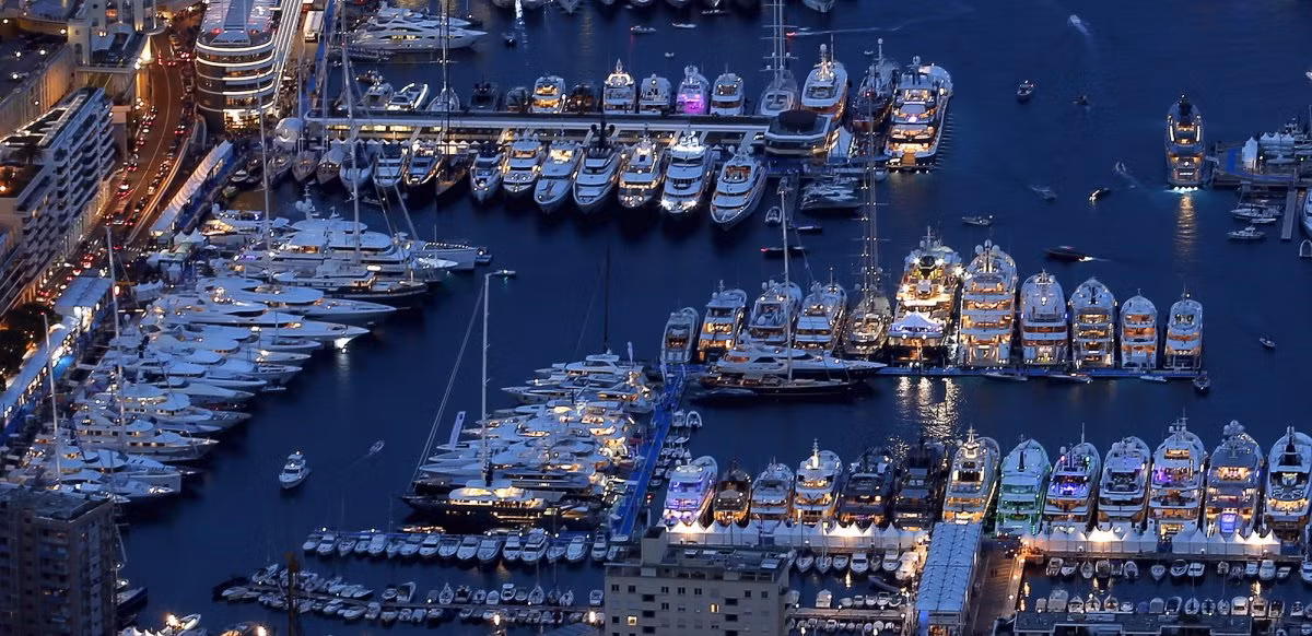  Triển lãm du thuyền Monaco Yacht Show năm 2016 ghi nhận sự tham gia của 125 chiếc, trong đó 46 chiếc là siêu du thuyền. Đây cũng là nơi để người mua và người bán gặp nhau, thương thảo về những chiếc du thuyền có giá hàng triệu USD.