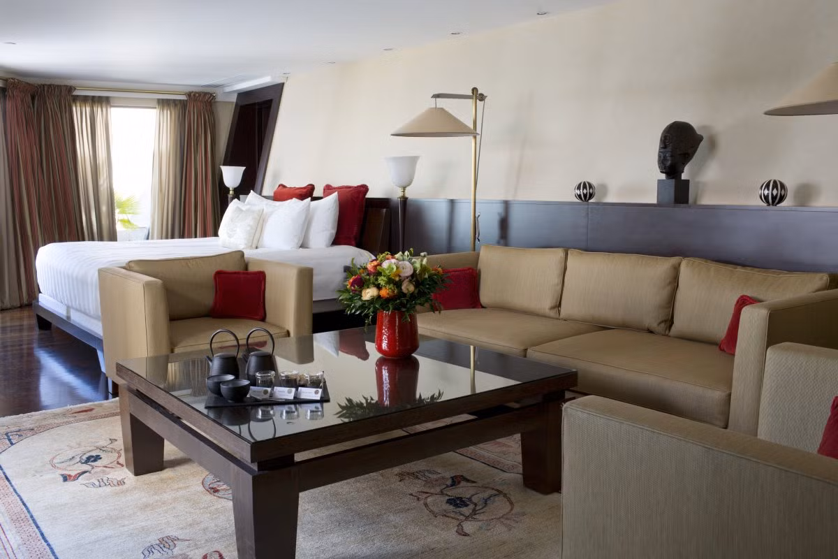 Phòng cao cấp hơn là Suite Azur với 4 phòng riêng biệt thông nhau gồm: phòng khách, phòng ngủ, phòng thay đồ và phòng tắm, có giá lên tới 12.781 USD trong 2 đêm.