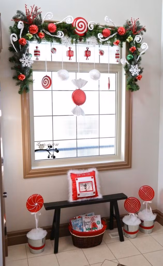 Ngoài ra, bạn có thể mua rất nhiều đồ trang trí Noel dễ thương như trong hình để trang trí cửa sổ. Ảnh: Topdreamer.