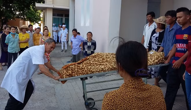 Thi thể sản phụ Lan tử vong bất ngờ khiến thân nhân gia đình bức xúc. Ảnh: V.T.