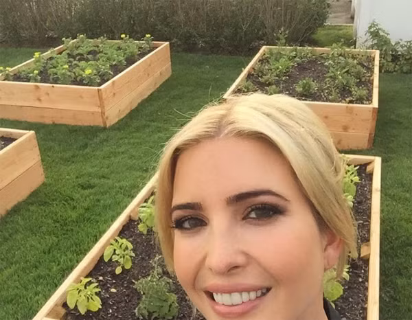 Cứ mỗi mùa hè đến, gia đình Ivanka lại có kỳ nghỉ cuối tuần tại biệt thự ở New Jersey. Ở đây, vợ chồng cô và các con cùng nhau làm vườn. Họ trồng các loại cây như bí, cà chua, đậu, cà rốt, dâu tây và nhiều loại hoa trong khu vườn rau củ của mình.