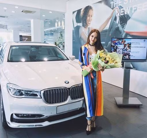 Không chỉ mua nhà mới, Hương Giang còn tự mình sắm được siêu xe riêng trong tháng 11 vừa qua. Chiếc xe Hương Giang mới mua là BMW X6 2016 sở hữu kích thước dài 4.909 mm, rộng 2.170 mm và cao 1.702 mm. Ảnh: FBNV.
