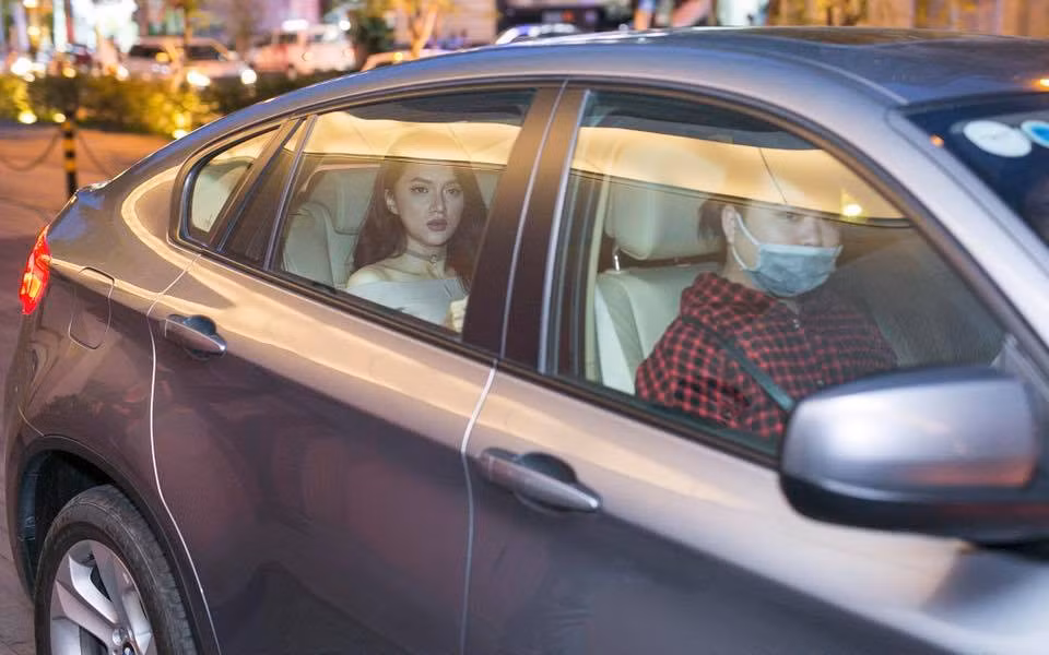 Hương Giang sử dụng chiếc xe siêu sang để đi lại hàng ngày, chiếc xe khá cao và phù hợp để đi lại ở các địa hình khác nhau.