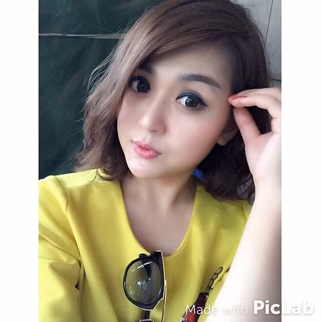 Thời điểm đó, cô phải đối mặt với khá nhiều lời chỉ trích. Một số người cho rằng, trang phục cô mặc thiếu kín đáo và không phù hợp với một giáo viên tiểu học. Ly Ly khẳng định, chiếc váy cô mặc không hề ngắn mà do góc chụp từ dưới lên khiến nhiều người hiểu lầm.