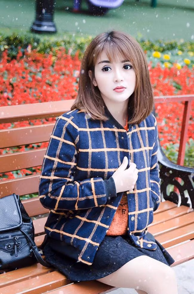 Cách đây hai năm, Ly Ly từng được mệnh danh là cô giáo tiểu học "hot" nhất Hà thành. Mỗi lần cho ra mắt bộ ảnh nghệ thuật mới, cô giáo tiểu học lại khiến nhiều người ngẩn ngơ.