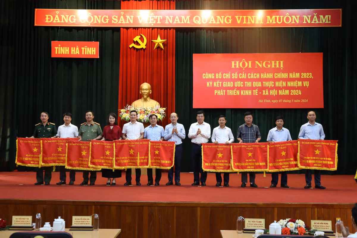Lien hiep hoi Ha Tinh duoc UBND tinh tang co thi dua