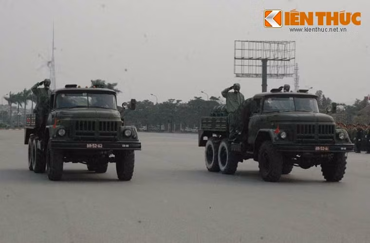 Tham gia bảo vệ IPU-132 lần này còn có một số khí tài trang bị của Binh chủng Hóa học và Binh chủng Thông tin. Trong ảnh là xe khí tài đặc chủng của bộ đội hóa học.