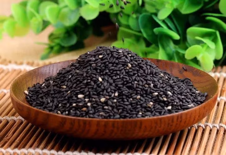 Vừng đen chứa một loạt các axit amin thiết yếu, chất sắt và vitamin E, vitamin B1 giúp thúc đẩy sự trao đổi chất của cơ thể, ngăn ngừa thiếu máu. Ảnh: joyvn.