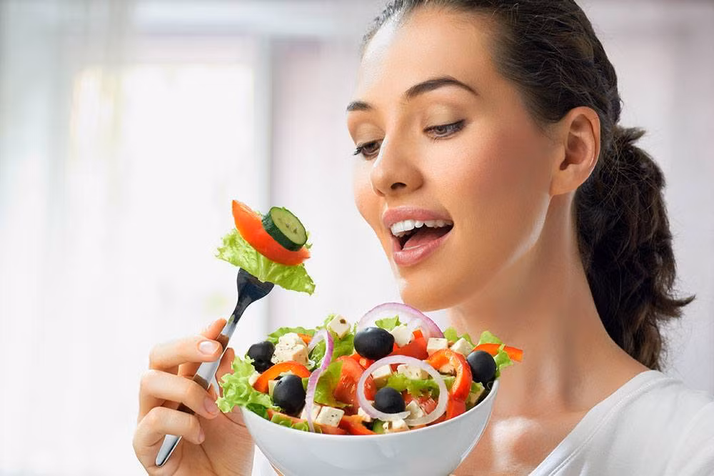 Hơn nữa, việc nhai kĩ có khả năng giúp bạn quản lý cân nặng tốt hơn. Chỉ đơn giản bằng việc ăn chậm, nhai kĩ, bạn sẽ giảm đi nguy cơ mắc phải bệnh thừa cân