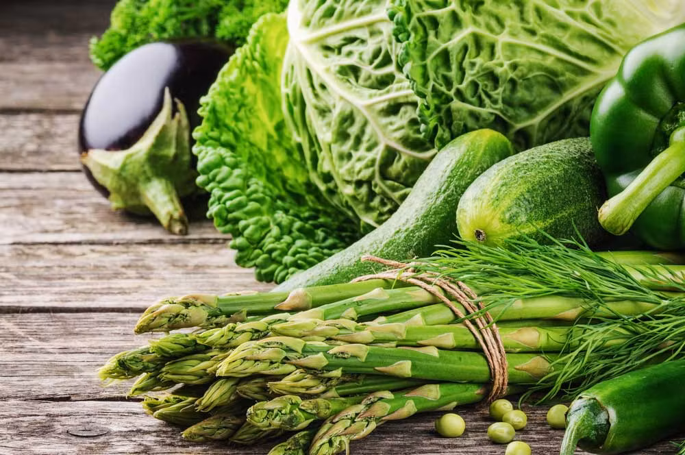 10. Hãy ăn rau trước tiên. Một cách hay để đảm bảo bạn ăn đủ rau đó là hay luôn ăn rau đầu tiên. Bằng cách này, bạn sẽ chắc chắn đã ăn hết khẩu phần rau của mình trong lúc đang đói bụng, và sẽ ăn ít hơn những món còn lại trong bữa ăn. Điều này rất hiệu quả trong việc giảm cân, bởi nó làm cho bạn hấp thu một lượng calo lành mạnh, ít hơn