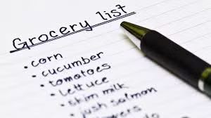4. Lập shopping-list và đừng bao giờ đi mua hàng lúc đang đói. Việc không biết rõ mình cần mua gì, cũng như bị phân tâm bởi cơn đói có thể dẫn đến nhiều lựa chọn thừa thãi và không lành mạnh. Vậy nên hãy lập cho mình một bảng kế hoạch mua sắm, điều này sẽ giúp bạn mua được chính xác những thực phẩm lành mạnh và tiết kiệm hơn.