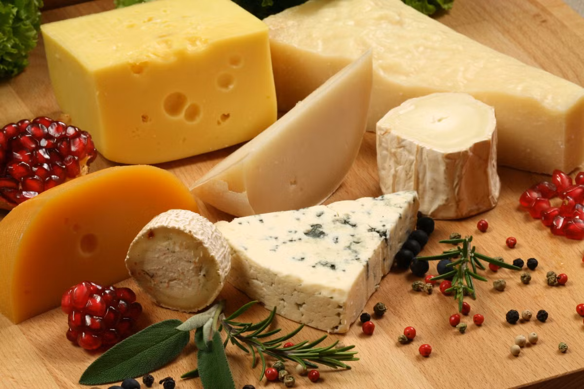 Các nhà nghiên cứu cho rằng phô mai có đặc tính chống sâu răng vì nồng độ pH tăng, dẫn đến sự gia tăng canxi và kích hoạt sự hình thành nước bọt, giúp phục hồi men răng. Ảnh: euroconsulting.