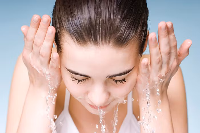 Phụ nữ ở Nhật rất tin tưởng vào những sản phẩm gần gũi với thiên nhiên. Họ cũng chỉ rửa mặt một lần một ngày, vào giờ đi ngủ, để tránh làm mất độ ẩm của da. Ảnh: paulaschoice.