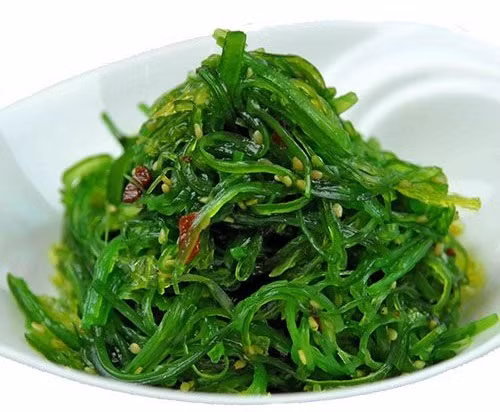 Tiêu thụ rong biển thường xuyên được cho là để bảo vệ da khỏi tác hại của ánh nắng mặt trời, giảm sưng và đỏ, làm trẻ hóa làn da. Ảnh: xuatkhaulaodongnhatbanvn.