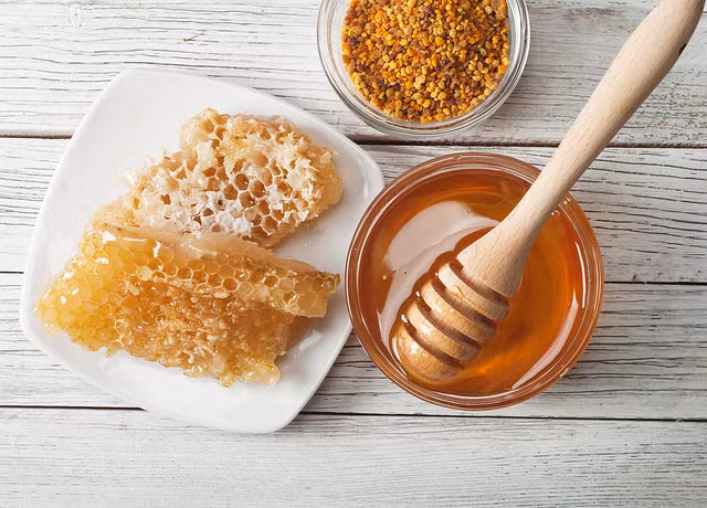 Mật ong chứa axit amin, vitamin, magiê, phốt pho và canxi cung cấp một môi trường nghỉ ngơi tốt cho đường ruột. Ảnh: sanphamthiennhientina.