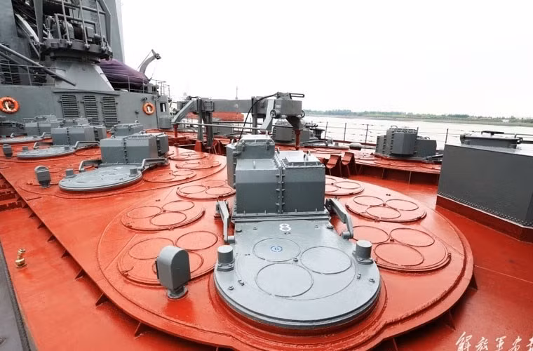 Ngoài P-500, Varyag cũng nằm trong số ít tàu chiến Nga được trang bị tổ hợp tên lửa phòng không S-300F – phiên bản của S-300 trên bộ cung cấp cho con tàu khả năng phòng thủ cấp hạm đội. Trong ảnh, có 8 bệ phóng được lắp ở sau thượng tầng, mỗi bệ lắp 8 ống phóng chứa đạn tên lửa 5V55RM, tổng cộng mỗi tàu có 64 đạn đủ sức dọn sạch hầu hết các phi cơ trên hàng không mẫu hạm Mỹ. Nguồn ảnh: Sina
