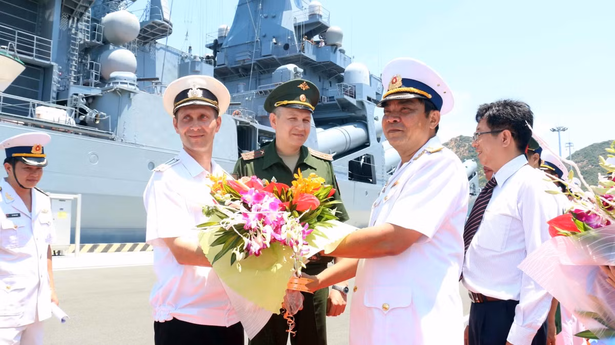 Chiều cùng ngày, nhóm chỉ huy đoàn Hải quân Nga đã đến viếng tượng đài Tưởng niệm quân nhân Liên Xô/Liên bang Nga và Việt Nam (Tượng đài Cam Ranh), nơi tưởng nhớ các quân nhân đã hy sinh vì hòa bình, ổn định ở khu vực xây dựng tại TP Cam Ranh. Nguồn ảnh: Tuổi Trẻ