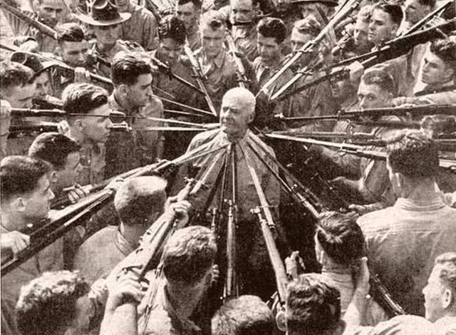 Tướng Anthony Joseph Drexel Biddle, chuyên gia chiến đấu năm 1943, trong giờ huấn luyện cho lính.