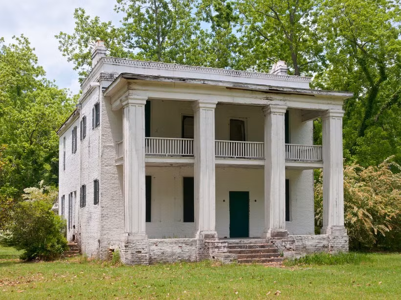 Cahawba, Alabama: Thủ đô đầu tiên và thị trấn ma nổi tiếng của Alabama lấy tên từ con sông dài nhất của bang, nằm ở ngã ba sông Cahaba và Alabama. Nó đã bị bỏ hoang sau Nội chiến, và các tòa nhà trống rỗng, bãi chôn lấp nô lệ và nghĩa trang nhấp nhô hiện đang rất nổi tiếng cho các chuyến du lịch ma và những câu chuyện về hoạt động huyền bí.