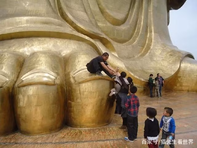 Phật giáo là nơi thiên liêng và sạch sẽ nhưng bây giờ hầu như nơi nào cũng đều thương mại hóa. Nhiều người cảm thấy rằng nơi này đã dần mất đi ý nghĩa thật sự của nó, mùi tiền có khắp mọi nơi. Thậm chí, nhiều người muốn sờ tay vào bàn chân Phật cũng phải trả một số phí nhất định, điều này gây ra không ít bức xúc cho khách du lịch. Tất nhiên, nhà chùa và những tu viện có danh lam thắng cảnh cũng cần có chi phí để bảo trì. Chính vì vậy, điều này thật nan giải và càng làm cho tình hình trở nên khó xử.