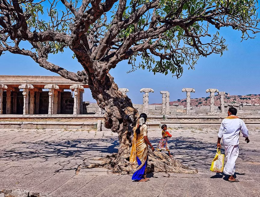 Xếp thứ hai là làng Hampi - nằm ở miền bắc bang Karnataka, Ấn Độ - thủ đô của đế chế Vijayanagara hùng mạnh vào thế kỷ thứ 16, nay vẫn còn lại tàn tích nhiều ngôi đền cổ có kiến trúc độc đáo.