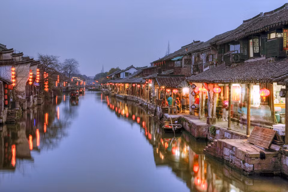  Tây Đường cổ trấn (Chiết Giang): Tây Đường là một thị trấn sông nước, có tới 9 con sông chảy qua địa bàn này, chia cổ trấn thành 8 phần, được nối với nhau bởi những cây cầu đá cổ. Không chỉ có cảnh sắc tuyệt đẹp hữu tình, mà cách sống đơn giản, chân thành, chậm rãi của người dân nơi đây cũng để lại ấn tượng sâu sắc trong lòng mỗi du khách. Hiện cổ trấn Tây Đường được Cục Di sản văn hóa Trung Quốc lựa chọn là địa phương đầu tiên đứng danh sách "Trung Quốc lịch sử văn hóa danh trấn". Ảnh: @nikiforos_papandreou.