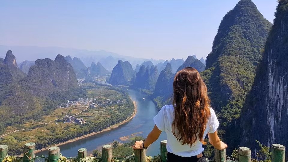  Dương Sóc cổ trấn (Quế Lâm): Nếu bạn muốn quên đi thời gian và trải nghiệm cảm giác thư thái, an yên, thưởng thức những món ngon hay đi dạo ngắm các ngôi nhà cổ, Dương Sóc chính là nơi dành cho bạn. Để có thể thưởng thức trọn vẹn cảnh đẹp của thị trấn cổ Dương Sóc, bạn nên bắt một chiếc thuyền xuôi dòng sông Li để ghé thăm những địa điểm nổi tiếng tại vùng đất này. Ảnh: Marylityagina.