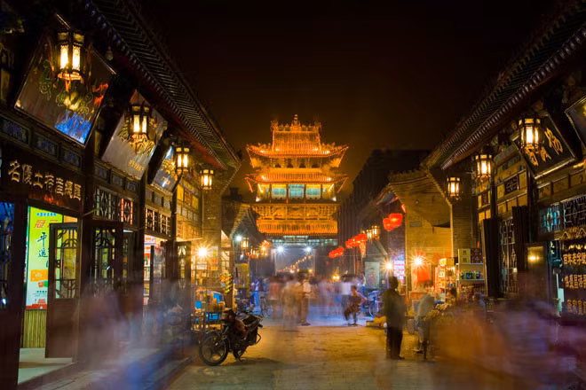  Bình Dao cổ trấn (Sơn Tây): Bình Dao cổ trấn mang một vẻ đẹp tràn đầy sức sống với các kiến trúc như tường thành, đường phố, cửa hàng, chùa chiền... Khi màn đêm buông xuống, cả thị trấn được bao quanh bởi ánh sáng lấp lánh từ những chiếc đèn lồng đỏ, mọi thứ trở nên khác hẳn, lãng mạn và mơ màng hơn. Đây chính là địa danh xuất hiện trong Đèn lồng đỏ treo cao, bộ phim được đề cử giải Oscar năm 1992 của đạo diễn Trương Nghệ Mưu. Ảnh: Vietyout.