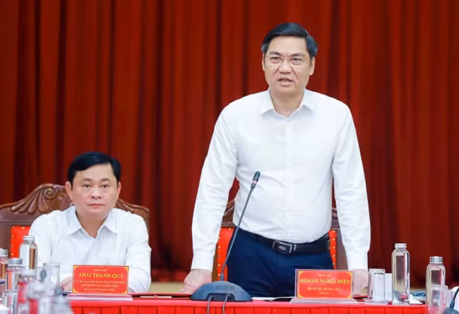 Ông Hoàng Nghĩa Hiếu được giao điều hành Tỉnh ủy Nghệ An Ong Hoang Nghia Hieu duoc giao dieu hanh Tinh uy Nghe An
