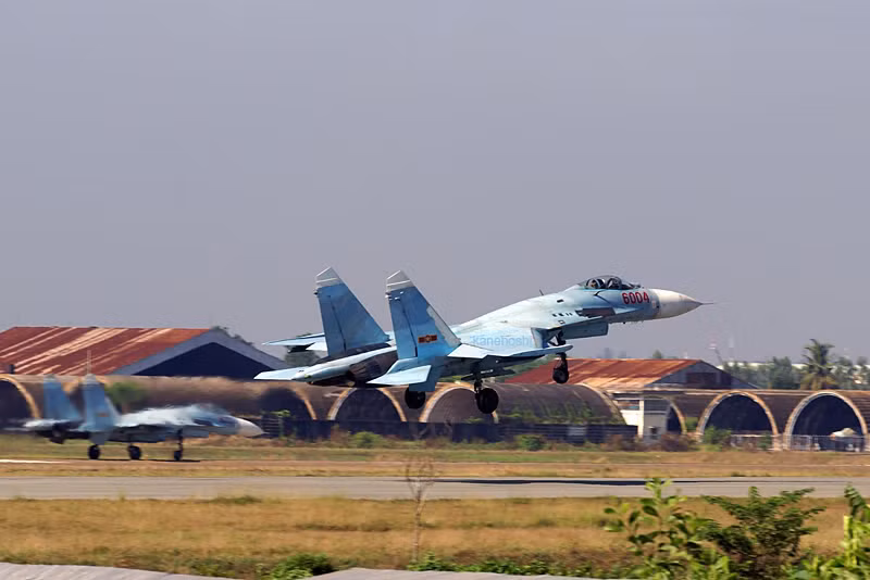 Kích thước Su-27 tương đương Su-30MK2 (nói đúng hơn là Su-30MK2 được phát triển trên cơ sở Su-27), nhờ cặp động cơ AL-31F nên tính nay bay của chiến đấu cơ rất tốt. Máy bay có thể đạt trần bay 18,5km, tôc sđộ tối đa ở trần bay cao, không mang theo vũ khí lên tới Mach 2,35. Su-27 đạt tầm bay ở độ cao thấp (mang 4 tên lửa không đối không) là 1.340km, ở trần bay cao lên tới 3.530km, thời gian bay liên tục 4,5 tiếng.