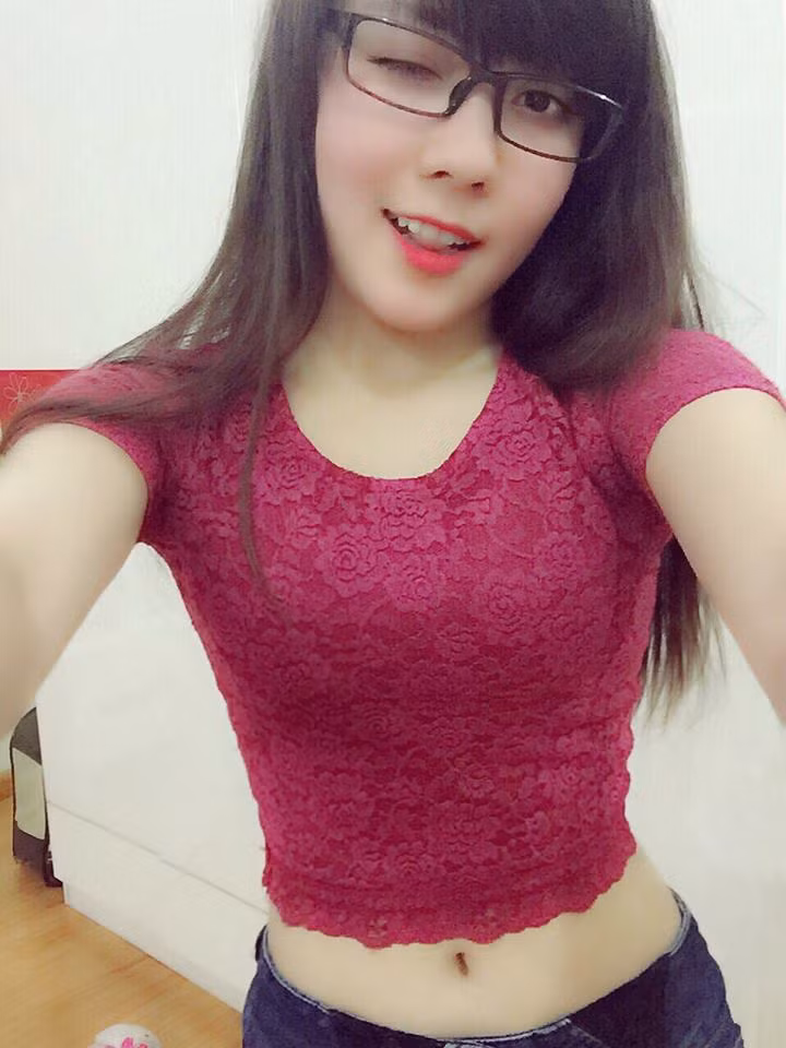 Hà My yêu thích phong cách ăn mặc đơn giản, các bức ảnh cô chia sẻ cũng không mang tính nghệ thuật hay "khoe hàng"... tuy nhiên luôn thu về không dưới 10 nghìn lượt thích. Các fan, cư dân mạng bị vẻ đẹp trong trẻo, giản dị, sự đáng yêu của Hà My mê hoặc, không tiếc like và chia sẻ những bức ảnh.