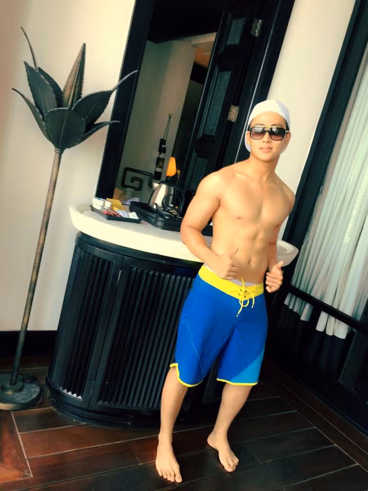 Ngoài ra, thân hình đẹp lý tưởng còn giúp Thái Bá Nam có thêm nghề tay trái là người mẫu. Hot boy cảnh sát này làm người mẫu ảnh cho một vài hãng thời trang, có phong thái khá chuyên nghiệp và những bức ảnh đẹp hớp hồn phái yếu.