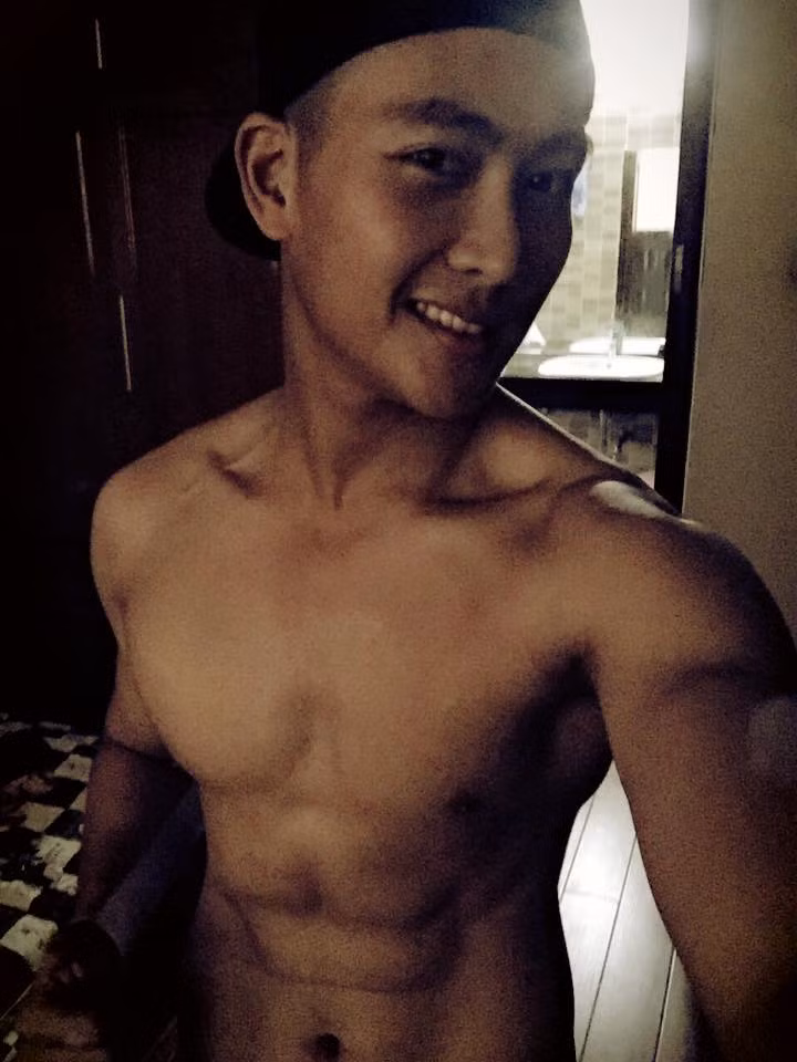 Những hình ảnh của Thái Bá Nam được dân mạng chia sẻ rầm rộ trong vài ngày qua với hàng nghìn lượt thích. Được nhiều cô gái trẻ khen ngợi là giống với soái ca trong truyện ngôn tình, chàng CSGT đẹp trai cũng cảm thấy vui mừng, có xen lẫn chút bối rối.