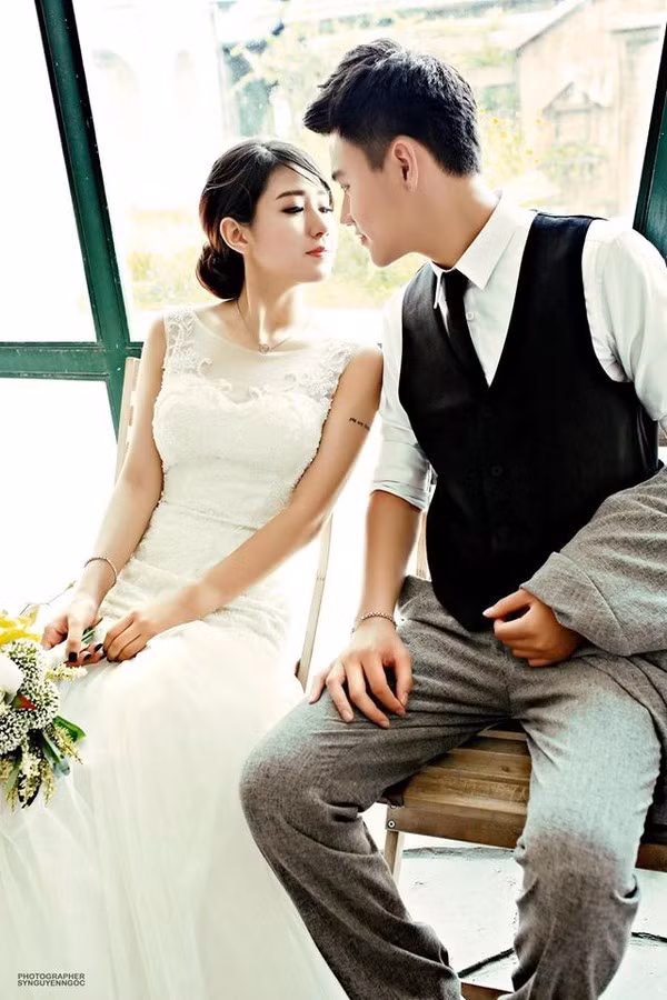 Yêu nhau từ năm lớp 10, có cùng đam mê hội hoạ, Trang Lou và Tùng Sơn đã cùng nhau lập nên một công ty chuyên vẽ tranh tường rất có tiếng ở Hà Nội. Tài năng, nhiệt huyết và sự năng động khiến cặp trai xinh, gái đẹp này được rất nhiều bạn trẻ ngưỡng mộ.