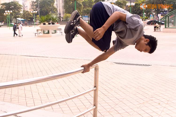 Những hình ảnh quen thuộc của Parkour mà mọi người có thể dễ dàng nhận ra là những màn chạy nhảy, leo trèo, đu người trong những chuyển động nhẹ nhàng, mềm dẻo, luồn lách qua những thanh ngang, trèo thoăn thoắt lên những bức tường, nhảy từ tòa nhà này sang tòa nhà khác...