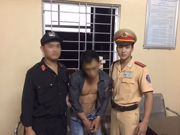 Thái Bá Nam là tên chàng CSGT đẹp trai đang khiến dân mạng Việt như “phát cuồng” trong vài ngày gần đây. Từ khi xuất hiện, được để ý, Bá Nam luôn được khen ngợi là có ngoại hình, khuôn mặt đẹp. Hình ảnh của chàng CSGT 9X này thậm chí còn được nhiều cô gái so sánh với soái ca trong truyện ngôn tình.